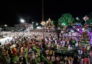 Grande público acompanha a festa da virada em Treze Tílias.
