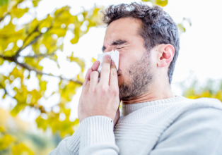 Pacientes com sintomas gripais de Iomerê são atendidos em área externa