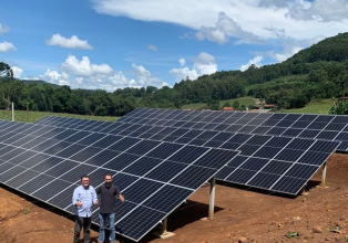 Prefeito visita produtores rurais e empresas que investem em energia solar 