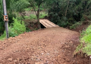 Secretarias de Agricultura e Obras realizam construção de ponte