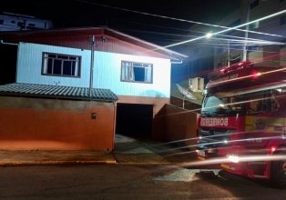 Incêndio atinge residência no Bairro dois Pinheiros em Videira