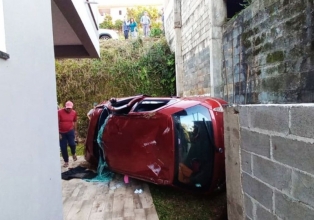 Carro cai em pátio de residência em Pinheiro Preto
