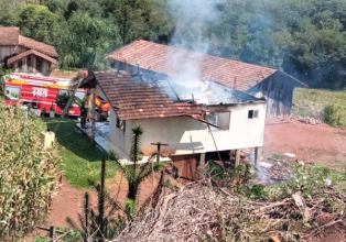 Casa é destruída pelo fogo em Água Doce, família de seis pessoas perde tudo 