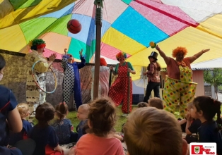 Creche Municipal Primeiros Passos Gabriela Grander, realizou uma peça teatral para as crianças