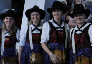 Marketenderinnen recebem homenagem da Banda dos Tiroleses 
