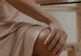 Dores crônicas nos joelhos: problema pode atingir mulheres na fase da menopausa