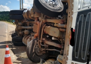 Caminhão tomba na SC 350 em Caçador