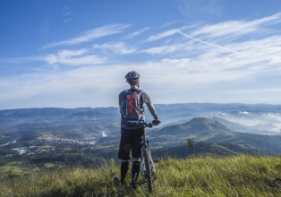 Novas leis incentivam o ciclismo de montanha e a permanência dos jovens no campo