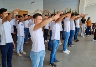 Turma de jovens alistados em Treze Tílias, prestam juramento à bandeira e recebem certificado de dispensa do Serviço Militar