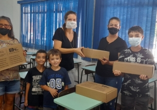 Secretaria de Educação de Treze Tílias entrega kits de material escolar