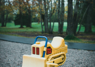 O município começa a instalar brinquedos adaptados para crianças com necessidades especiais em parques e parquinhos
