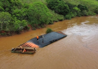 Balsa naufragada é retirada do Rio Uruguai