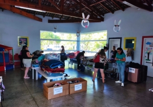 Bazar de mercadorias fornecidas pela Receita Federal gera renda para creche de Treze Tílias
