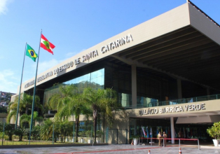 O projeto que propõe a mudança do hino de Santa Catarina tem avançado na Assembleia Legislativa.