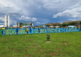 Manifestantes se reúnem em Brasília para protestar contra diplomação de Lula