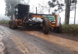 Secretaria de Obras de Salto Veloso segue com melhorias na estrada de acesso a Treze Tílias