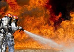 Bombeiros tentam controlar incêndio em Chapecó