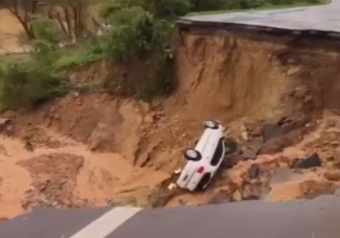 Um carro com dois idosos dentro caiu em uma cratera aberta na BR-470 em Rio do Sul