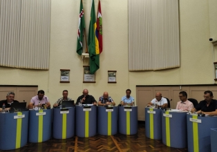 Vereadores participam de reunião com a promotoria para discutir projeto de pagamento da taxa de coleta de lixo anual, em Ibicaré