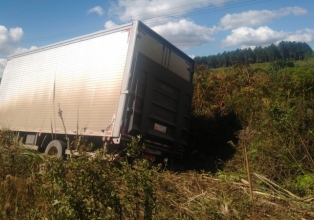 Caminhão com placas de Videira sai da pista em Fraiburgo