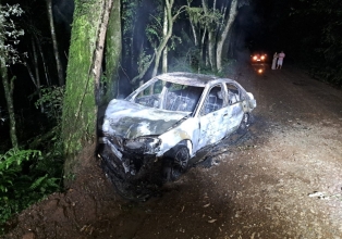 Veiculo bate em arvore e pega fogo em estrada do interior de Videira