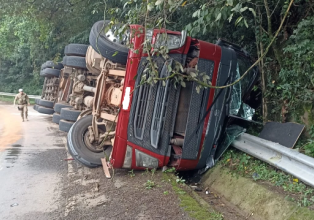 Polícia Militar Rodoviária atende acidente de caminhão