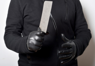 Homem armado com uma faca ameaça morador em loteamento do Município