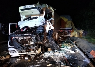 Colisão entre carreta e caminhão deixa um morto na BR 470