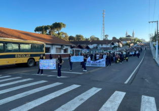 Escolas e Conselho Tutelar de Treze Tílias realizam caminhada de paz contra o Abuso e à Exploração Sexual de Crianças e Adolescentes