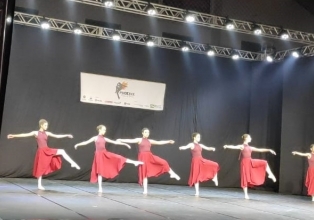 Espaço Bella Dança apresentou três coreografias no Phoenix Festival, representando Treze Tílias