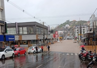  Forte chuva alaga ruas e deixa prejuízos para os comerciantes de Concórdia