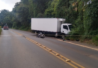 Homem morre após colisão entre moto e caminhão na SC-135 em Pinheiro Preto