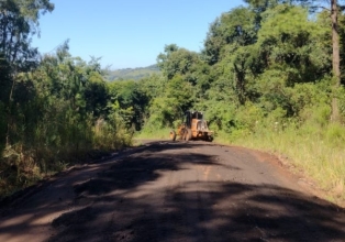 Secretaria de obras realiza melhorias na estrada de acesso a Treze Tílias
