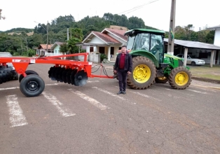 Prefeitura de Macieira recebe novo implemento agrícola 