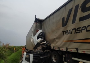 Caminhoneiro morre em acidente envolvendo duas carretas na BR 153.