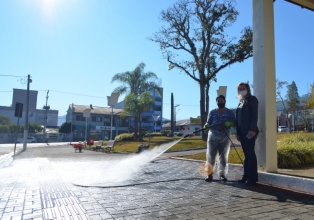 Prefeitura de Água Doce realiza manutenção e limpeza da praça central