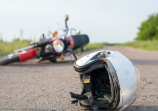 Condutor e passageira de motocicleta ficam feridos em acidente em Ibicaré