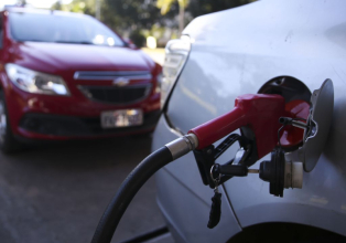 Aumento de combustível pode provocar alta no preço de alimentos, alerta economista