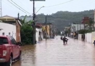 Chuva deixa mortos, desabrigados e rodovias bloqueadas em Santa Catarina 