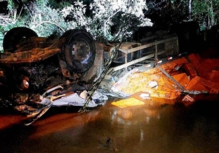 Família morre após caminhão sair da pista, capotar e cair de uma ponte em São Domingos, no Oeste catarinense