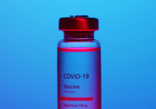 A baixa procura por vacinação contra Covid-19 pode causar a perda de aproximadamente 64,7 mil doses do imunizante nos próximos meses em Santa Catarina