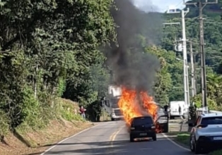 Incêndio deixa carro destruído na SC-150 em Luzerna