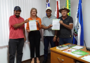 Associação dos Agricultores Assentados e Assentadas Conquista da Luta recebem trator da Administração Municipal