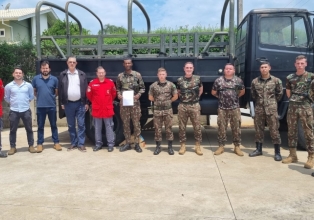 Bombeiros de Treze Tílias recebem caminhão do exército