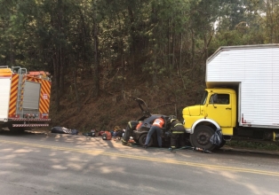 Duas pessoas morreram em acidente de trânsito nesta manhã de terça-feira (24), na BR-282 em Vargem Bonita