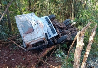 Caminhão fica destruído ao tombar e motorista se salva em acidente