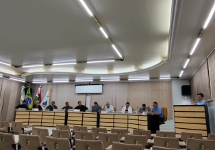 Fiscal de tributos de Arroio trinta participa da sessão da Câmara e tira dúvidas dos vereadores sobre as cobranças do IPTU