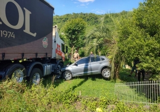 Carreta desanda e arrasta veículo em Joaçaba