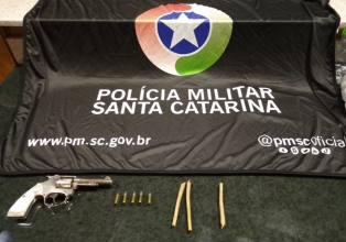 Polícia prende três masculinos por porte de arma e drogas em Treze Tílias