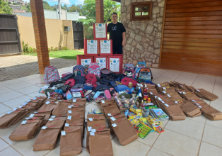 Alunos da Rede Municipal de Ensino recebem doação de kits escolares de intercambista pelo Rotary Club de Joaçaba